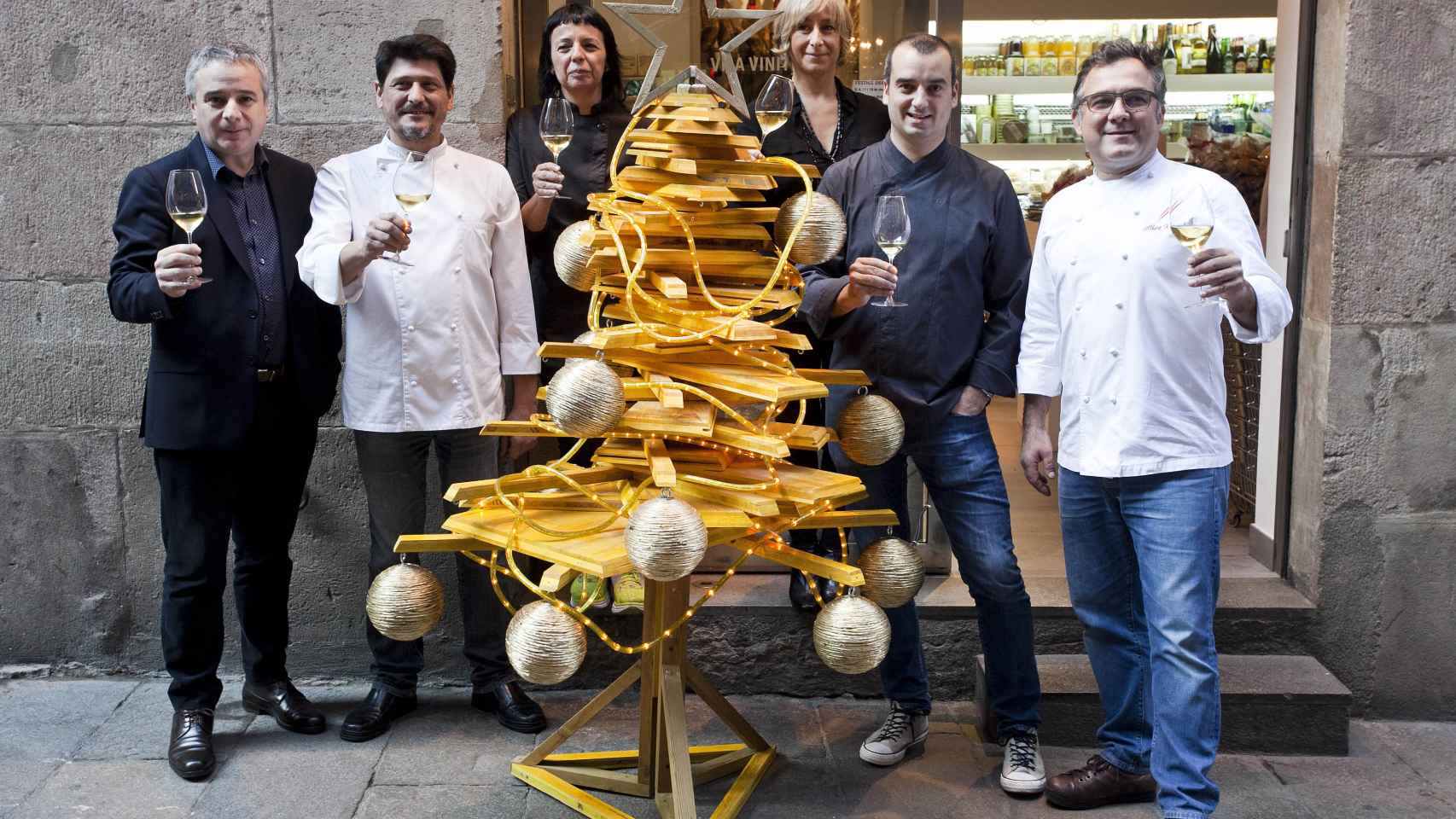 Quim Vila, Xixo Castaño, Fina Puigdevall, Eva Vila, Romain Fornell y Albert Raurich en la presentación del menú navideño de la Viniteca