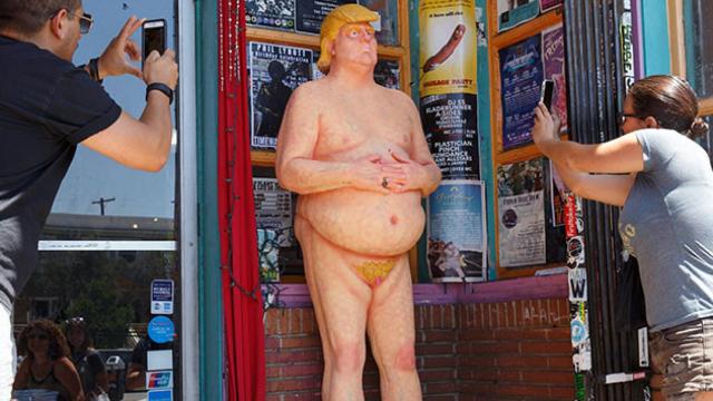 Una de las estatuas de Trump desnudo aparecidas en varias ciudades de EEUU, ésta en Los Angeles (California). / EFE