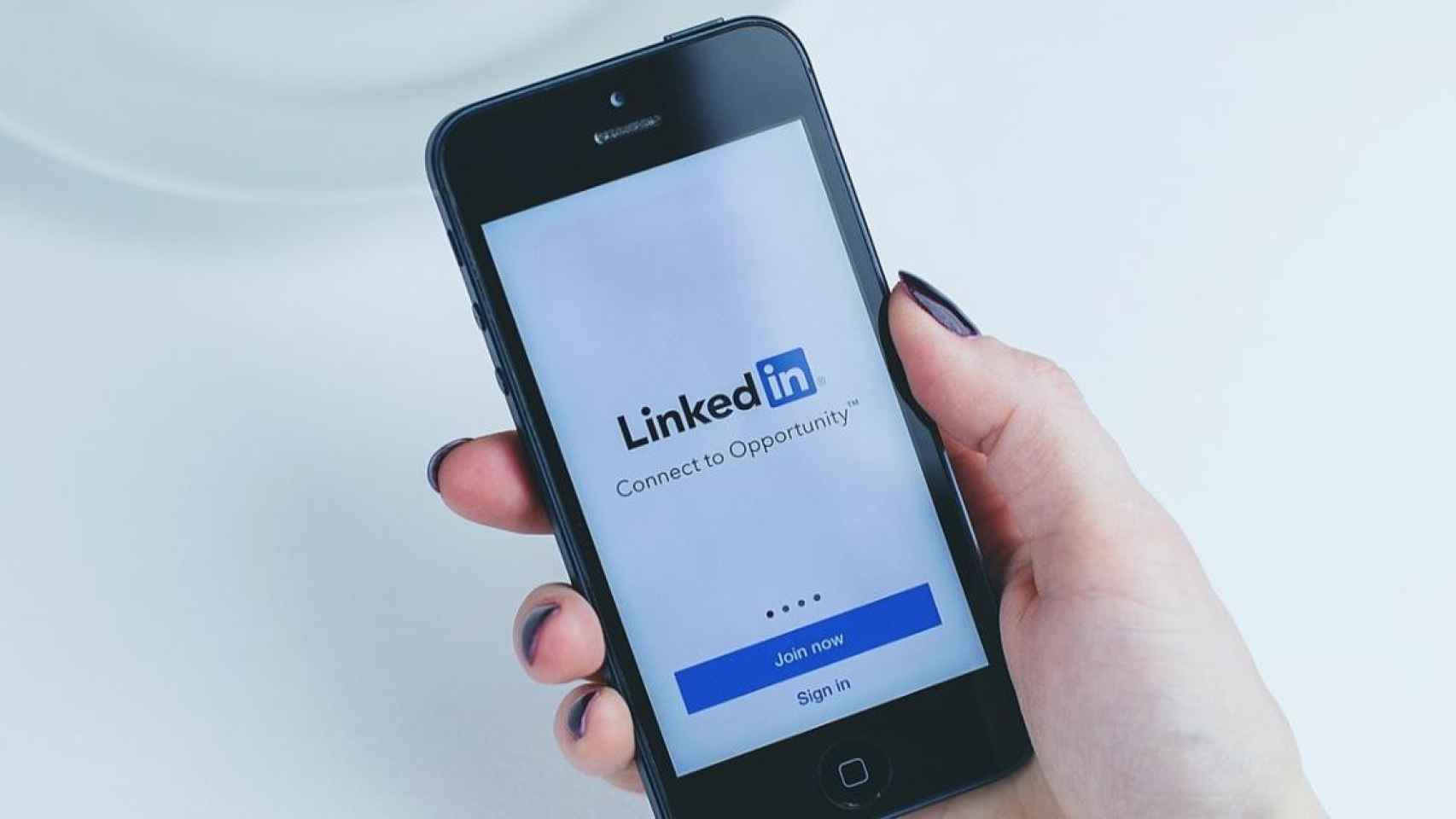 Una mujer con la app de LinkedIn en su móvil / PIXABAY