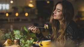 Mujer probando un plato de cocina de autor en Lleida / UNSPLASH