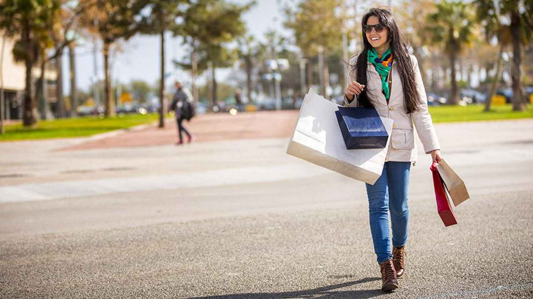 Mujer de compras en Barcelona, uno de los destinos preferidos por los viajeros 'fashionistas' del mundo / BOOKING