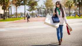 Mujer de compras en Barcelona, uno de los destinos preferidos por los viajeros 'fashionistas' del mundo / BOOKING