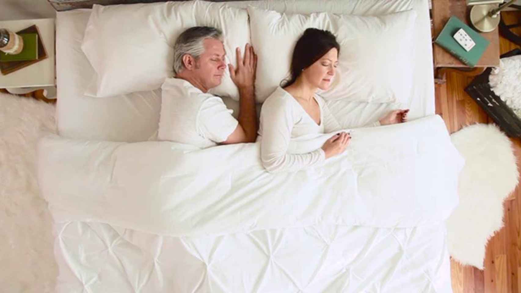 Una pareja durmiendo con la ayuda de BedJet 3 / BEDJET