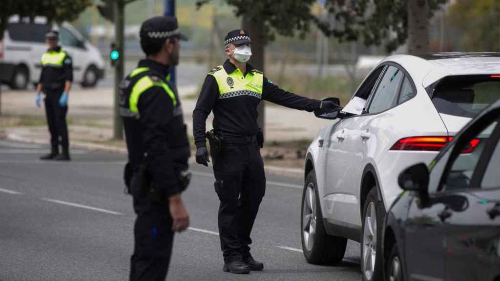 Un control de la policía para controlar el aislamiento durante Semana Santa / EP