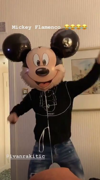 Rakitic baila flamenco disfrazado de Mickey Mouse