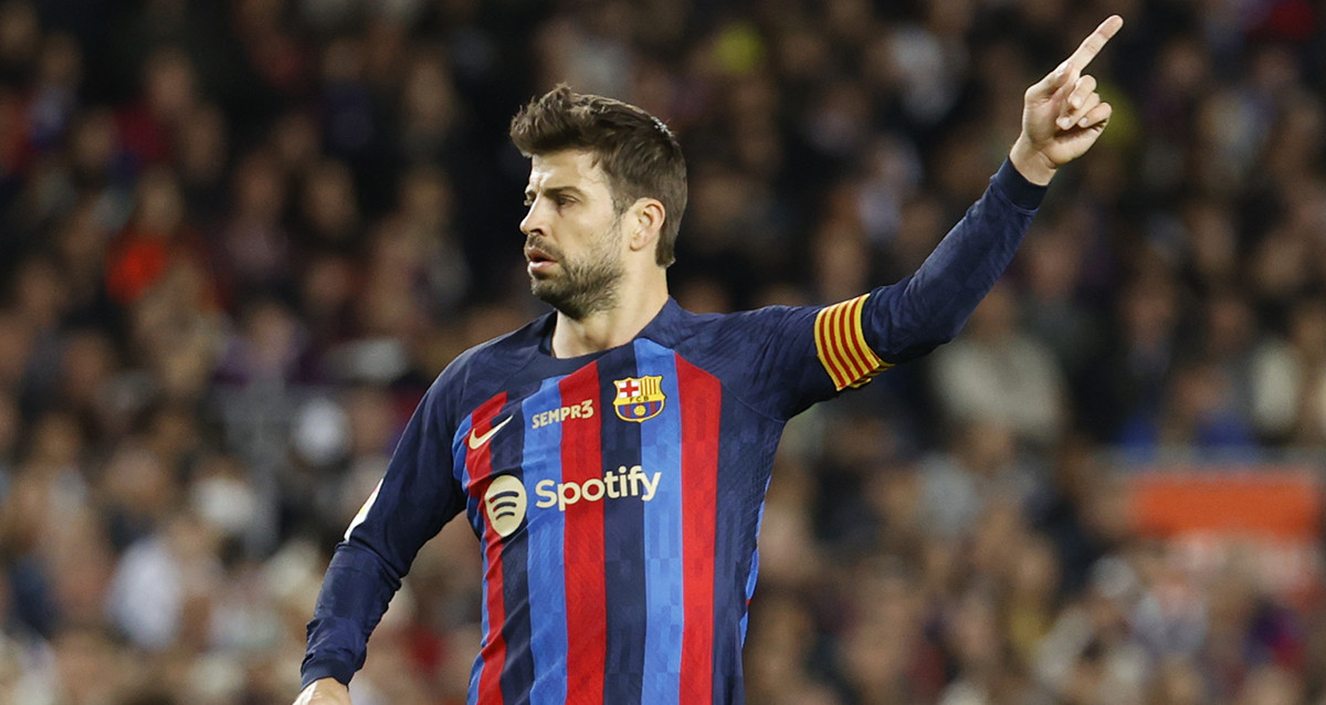 Gerard Piqué da una indicación a sus compañeros, durante el triunfo del Barça contra el Almería / EFE