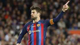 Gerard Piqué da una indicación a sus compañeros, durante el triunfo del Barça contra el Almería / EFE