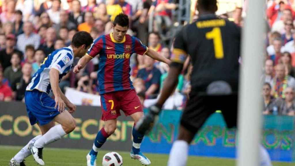 David Villa, enfrentándose al Espanyol, en un derbi de la temporada 2010-11