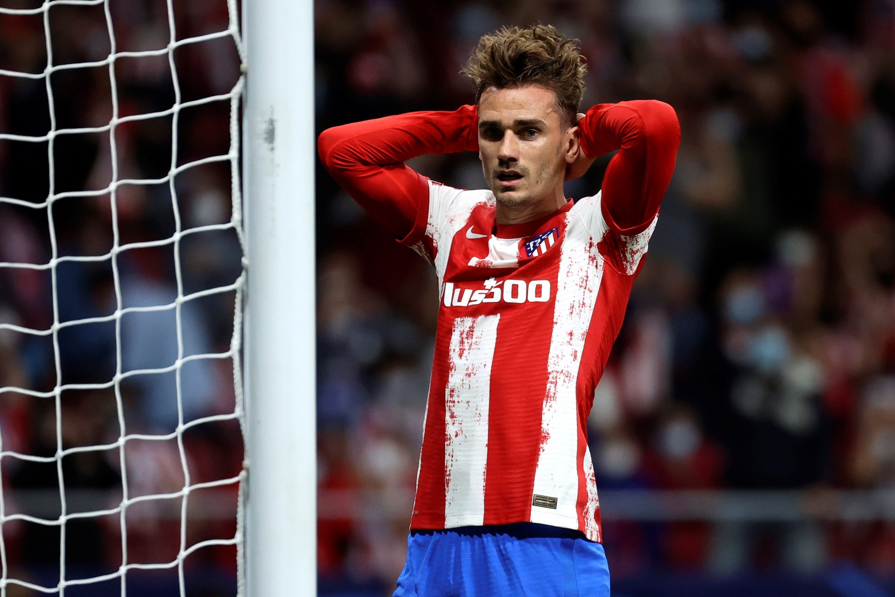 Antoine Griezmann se lamenta tras fallar una ocasión de gol con el Atlético / EFE