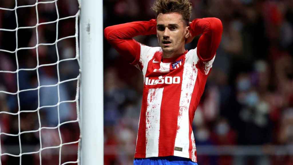 Antoine Griezmann se lamenta tras fallar una ocasión de gol con el Atlético / EFE