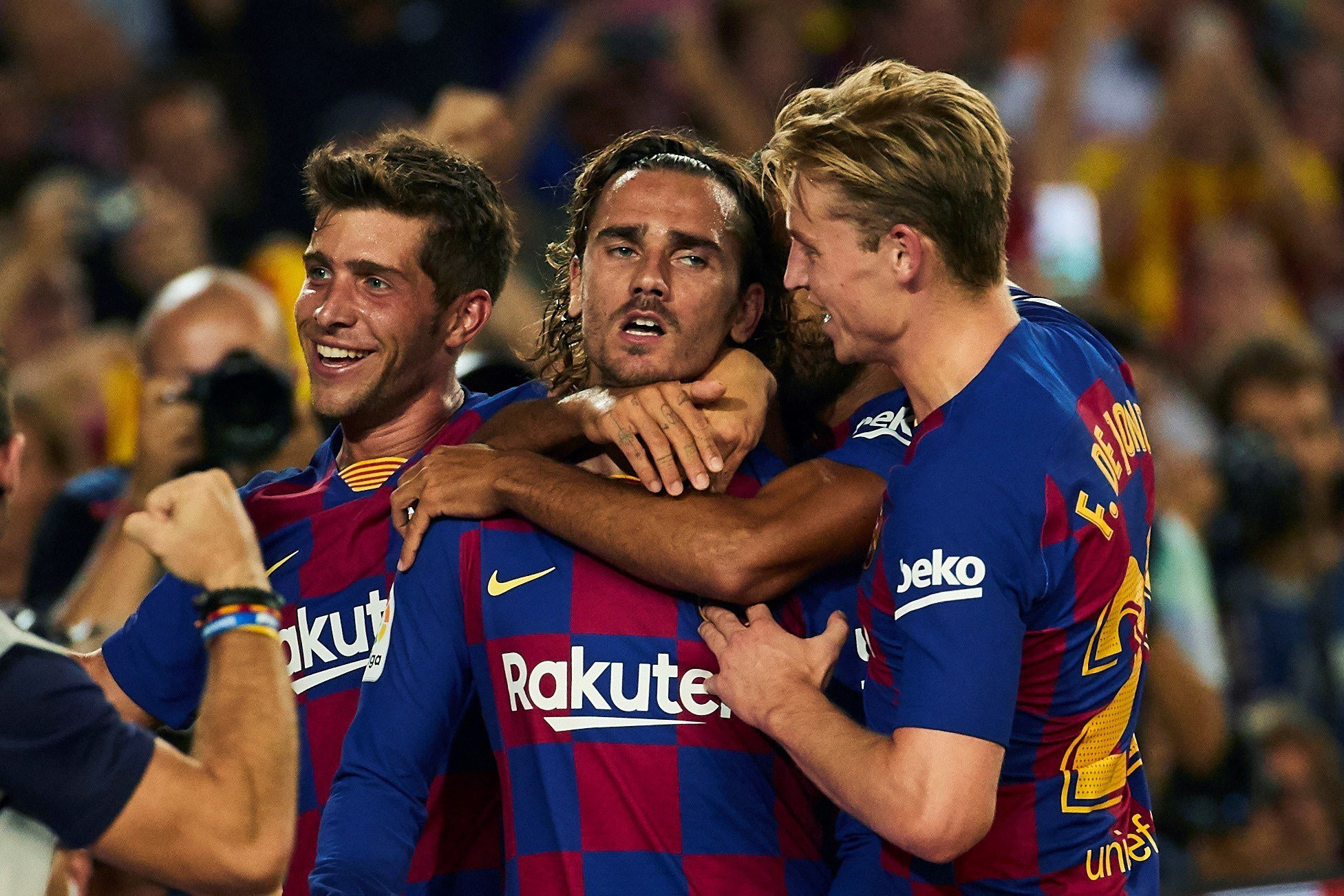 Los jugadores del Barça celebran el tanto de Griezmann ante el Betis / EFE