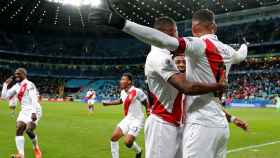 La selección peruana celebrando uno de sus goles contra Chile / EFE