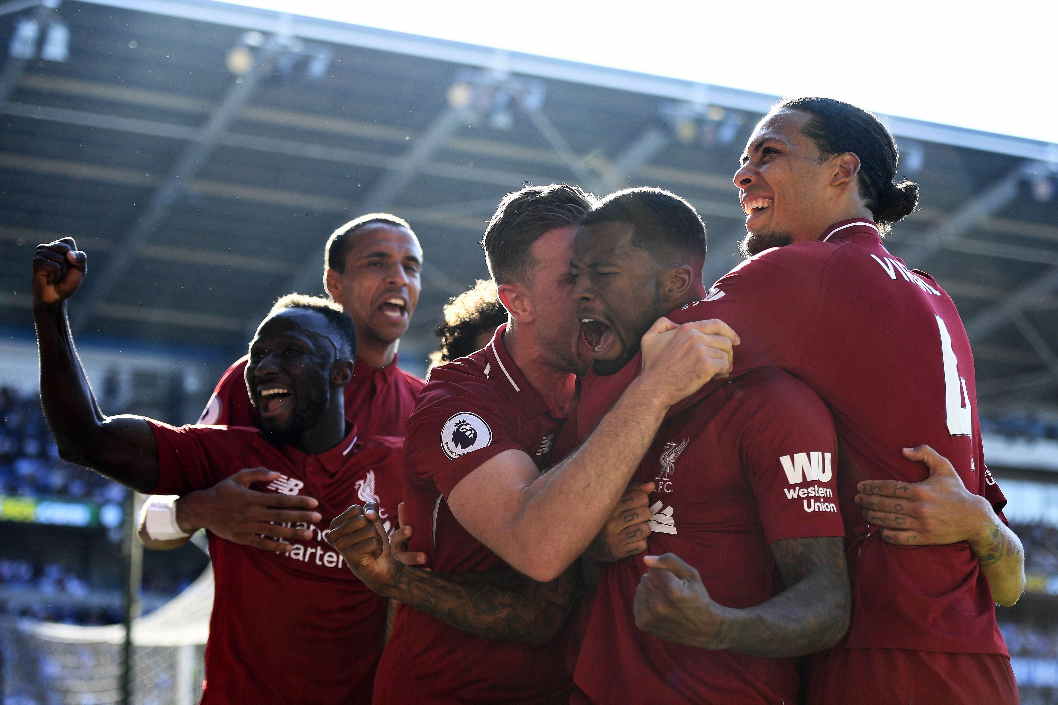 Los futbolistas del Liverpool celebran un tanto ante el Cardiff EFE