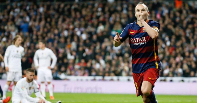 Iniesta festeja un gol anotado contra el Real Madrid en el Santiago Bernabéu / EFE