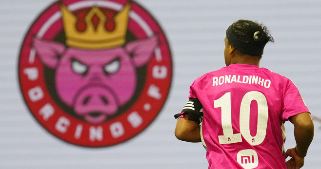 Ronaldinho luce la camiseta de Porcinos FC, equipo de Ibai Llanos en la Kings League / EFE