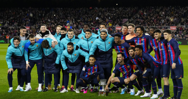 La plantilla del Barça posa con el trofeo de la Supercopa / EFE