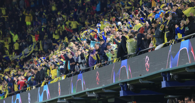 La afición del Villarreal celebra uno de los dos goles de su equipo al Liverpool