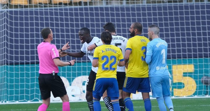 Diakhaby discutiendo con el colegiado contra el Cádiz / EFE