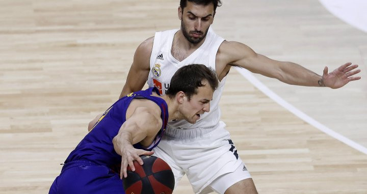 Pangos intenta superar a Campazzo en el último Real Madrid-Barça Lassa / EFE