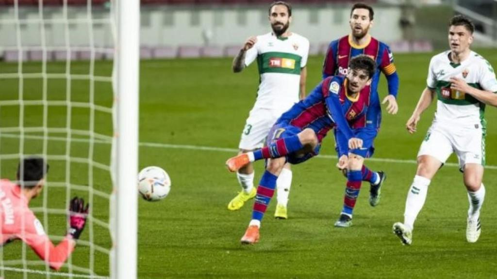 Trincao y Messi en una acción ante la portería del Elche / FCB