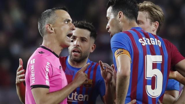 Busquets, Alba y Frenkie de Jong, protestando a Jaime Latre / EFE