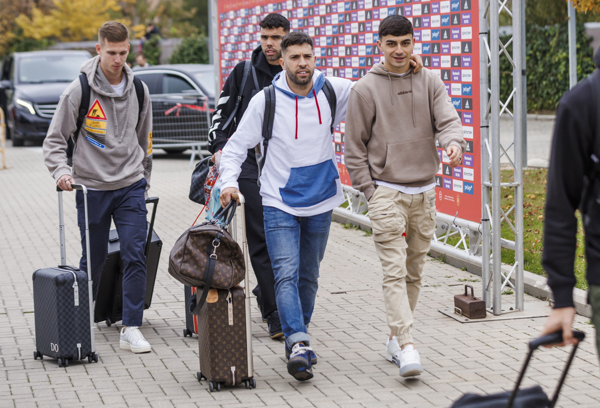 Pedri llega a la concentración de España con Jordi Alba, Dani Olmo, Robert Sánchez y el resto de mundialistas/ EFE