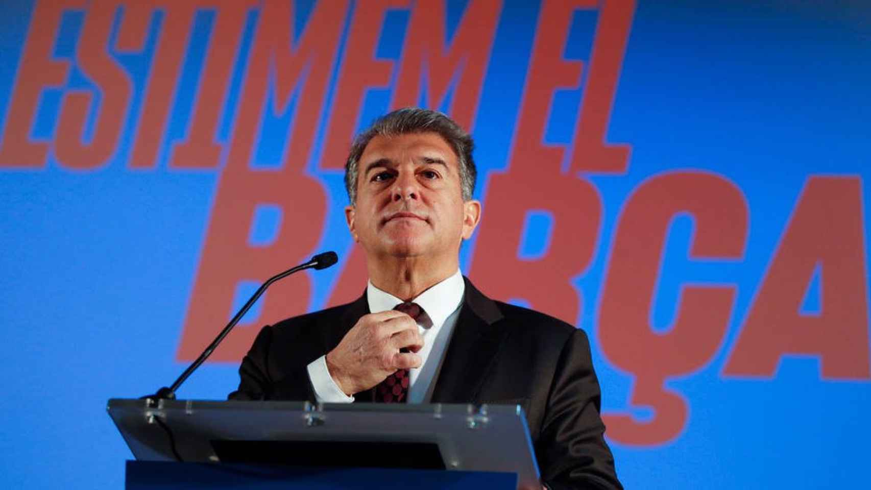 Joan Laporta bajo el lema de su campaña: queremos al Barça / Estimem el Barça