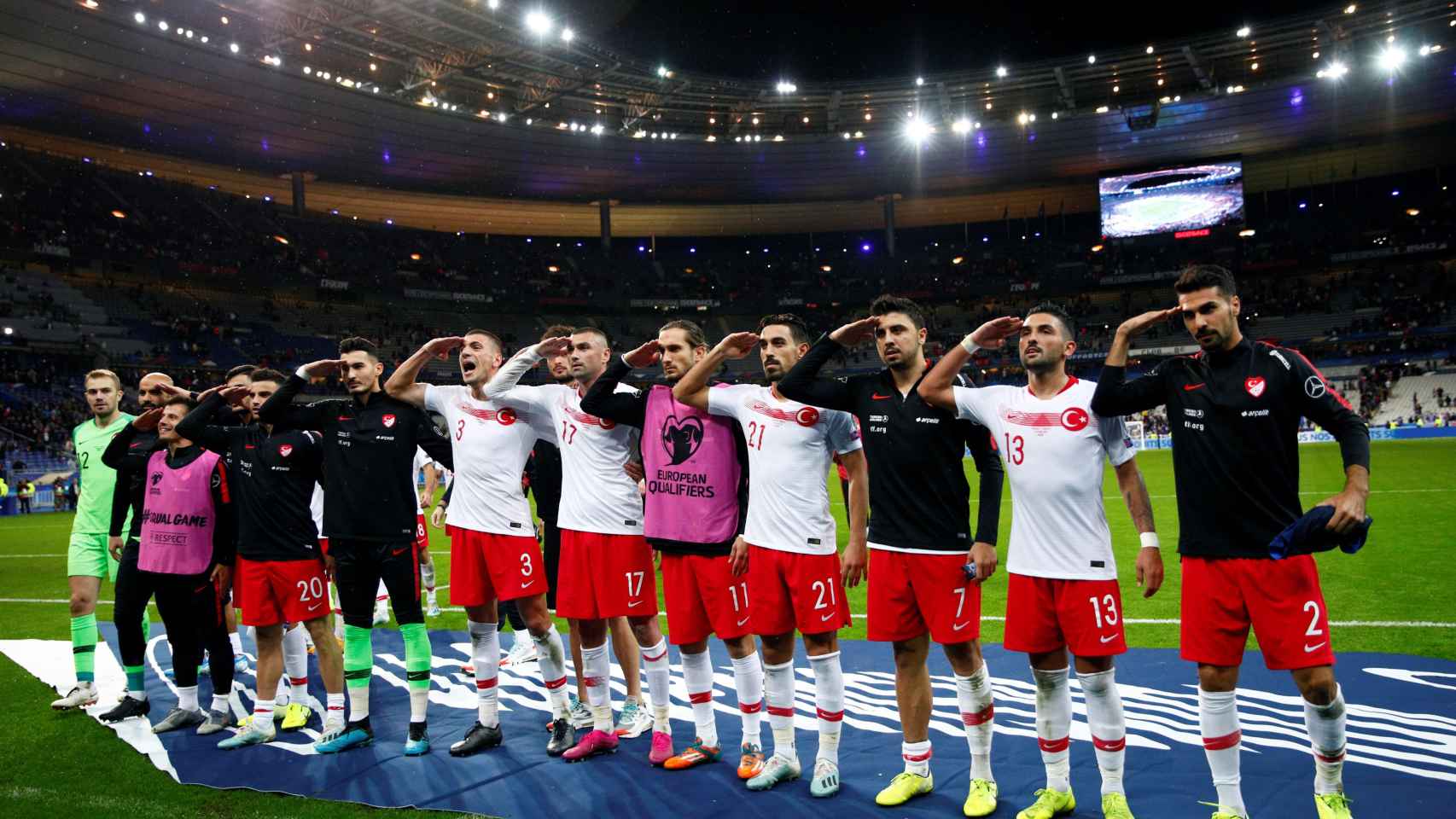 Los jugadores de la selección turca celebrando su empate contra Francia / EFE