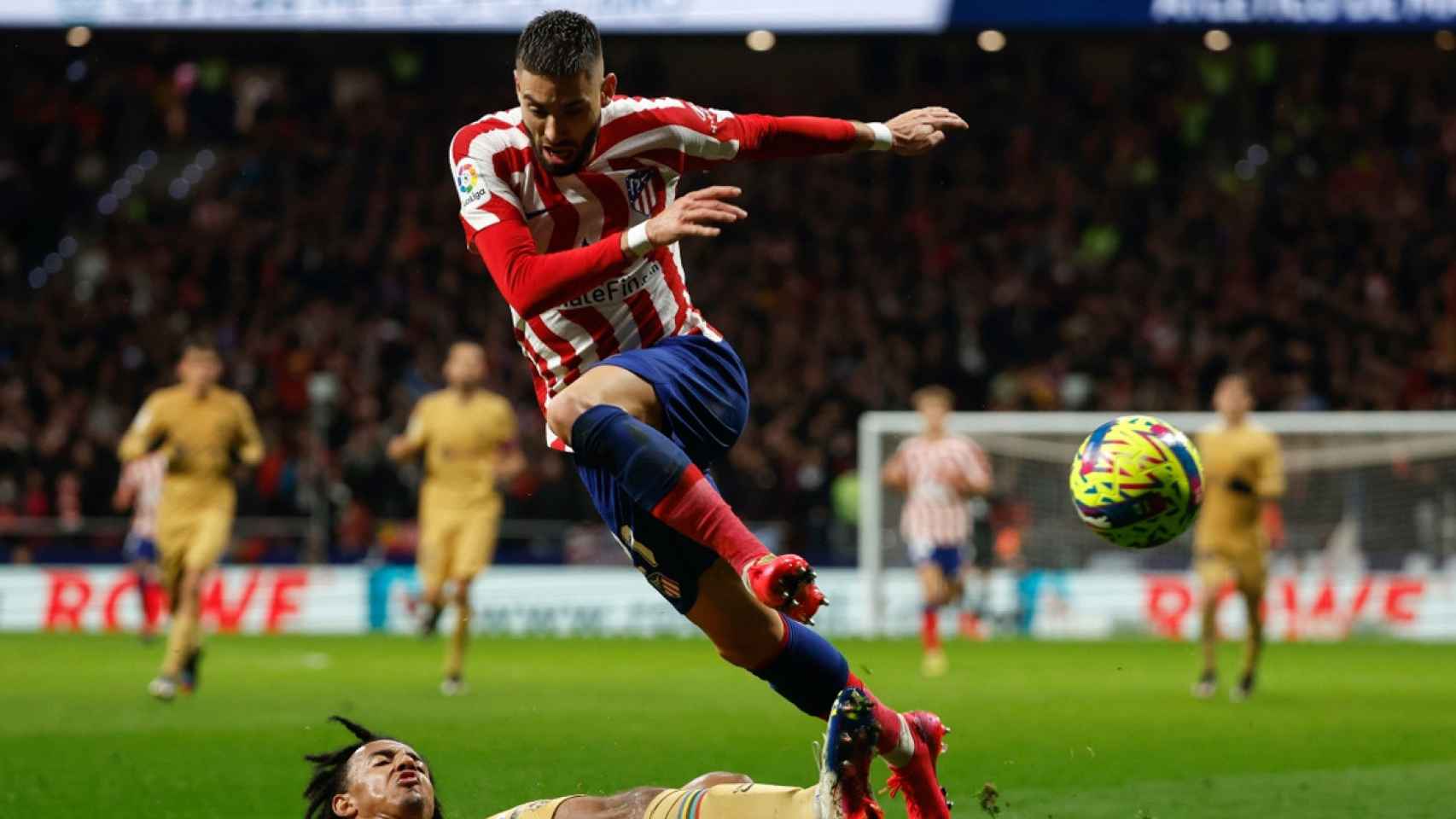 Yannick Carrasco disputa el balón contra Jules Koundé / EFE