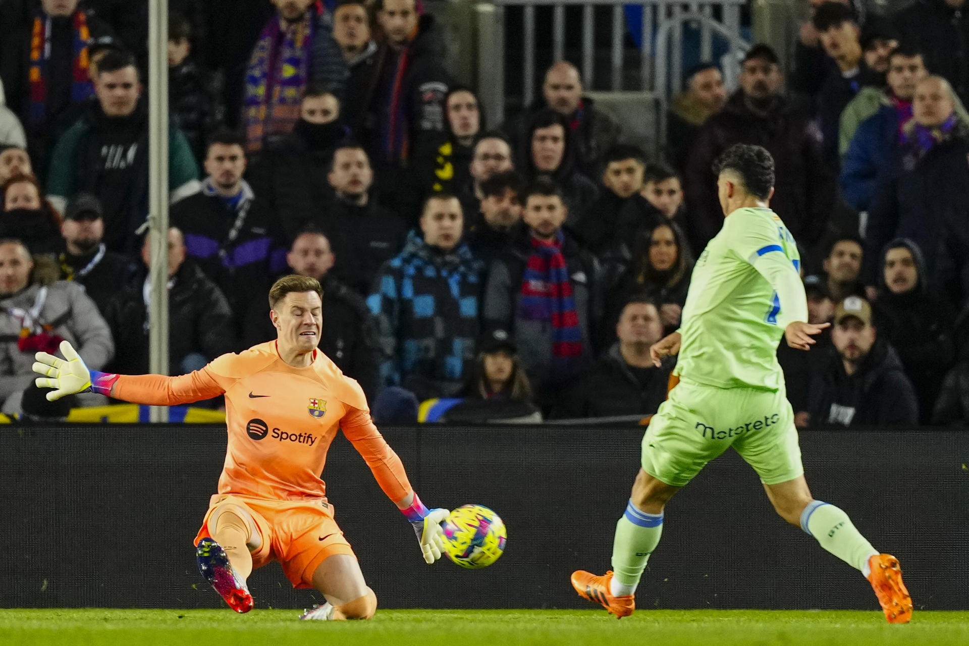 Ter Stegen despeja un remate de Borja Mayoral, del Getafe / EFE