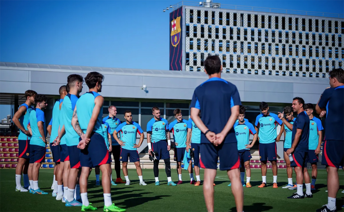 Los jugadores del FC Barcelona, a las órdenes de Xavi en un entrenamiento / FCB