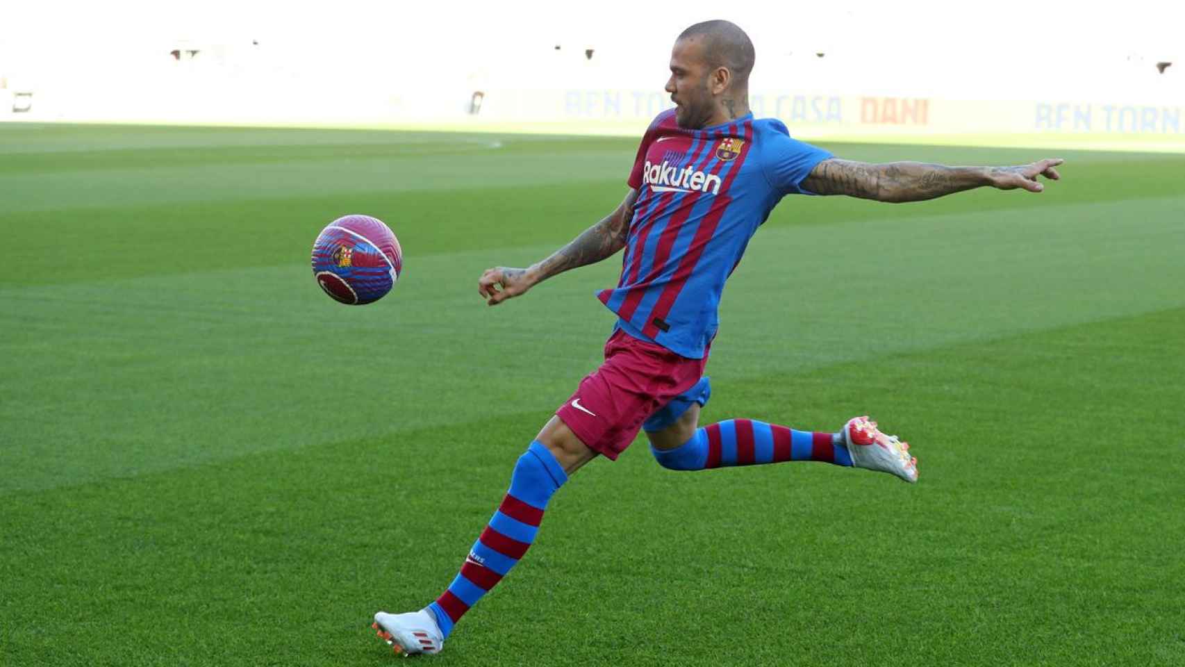 Dani Alves chutando la bola / FCB