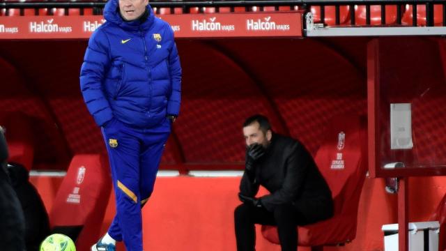 Ronald Koeman en el banquillo contra el Granada / EFE