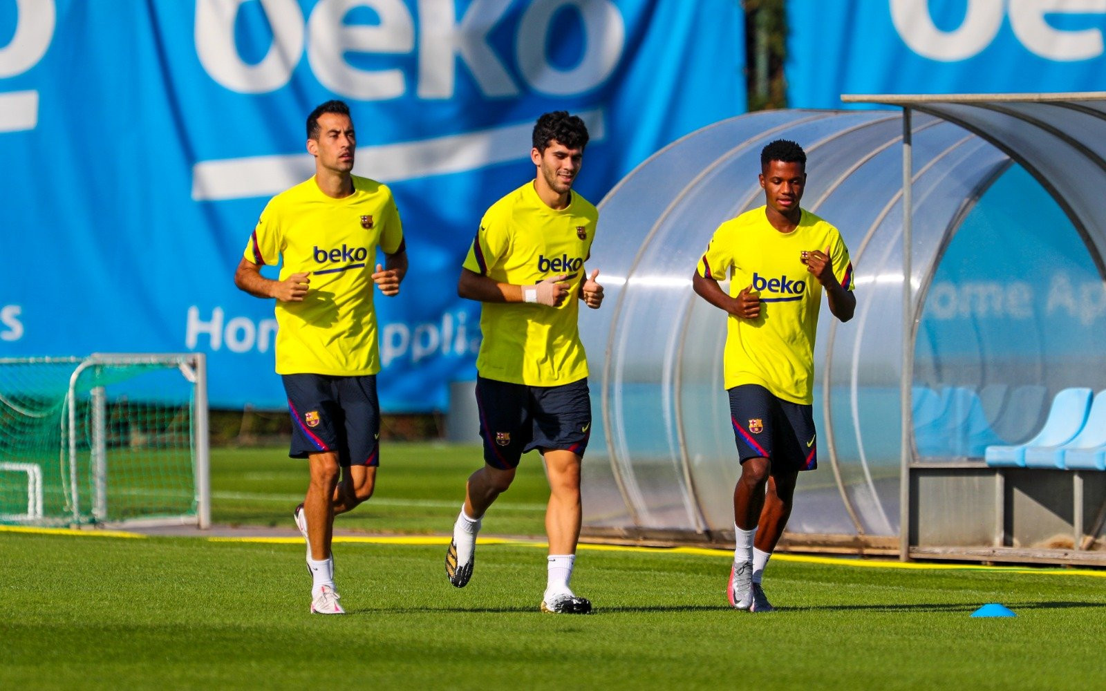 Sergio Busquets, Carles Aleñá y Ansu Fati en un entrenamiento del Barça / FCB