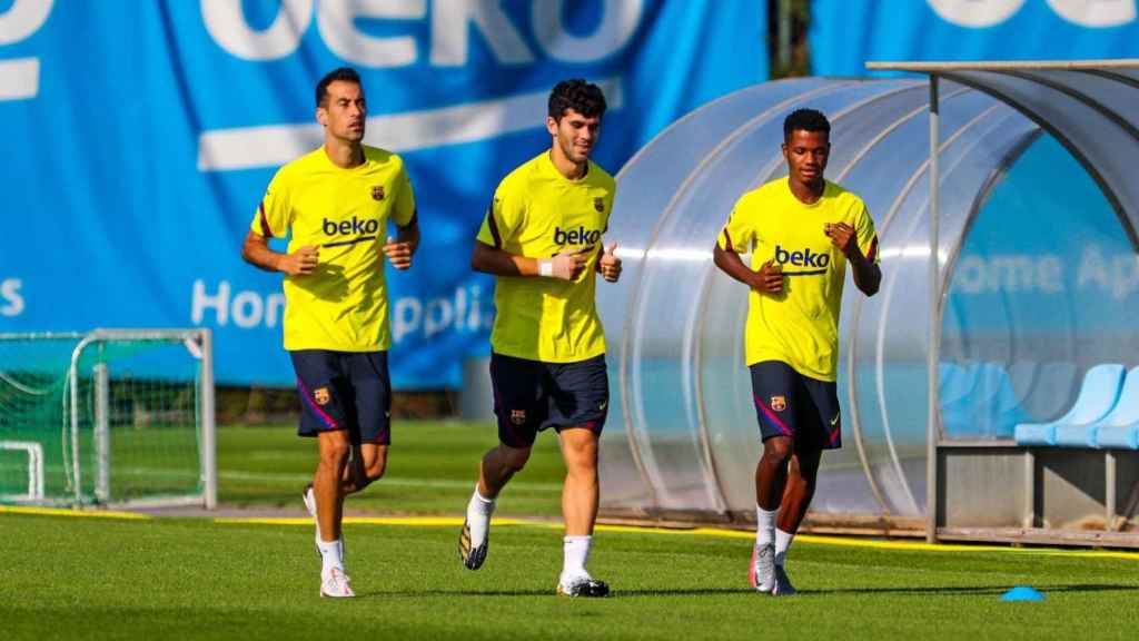 Sergio Busquets, Carles Aleñá y Ansu Fati en un entrenamiento del Barça / FCB