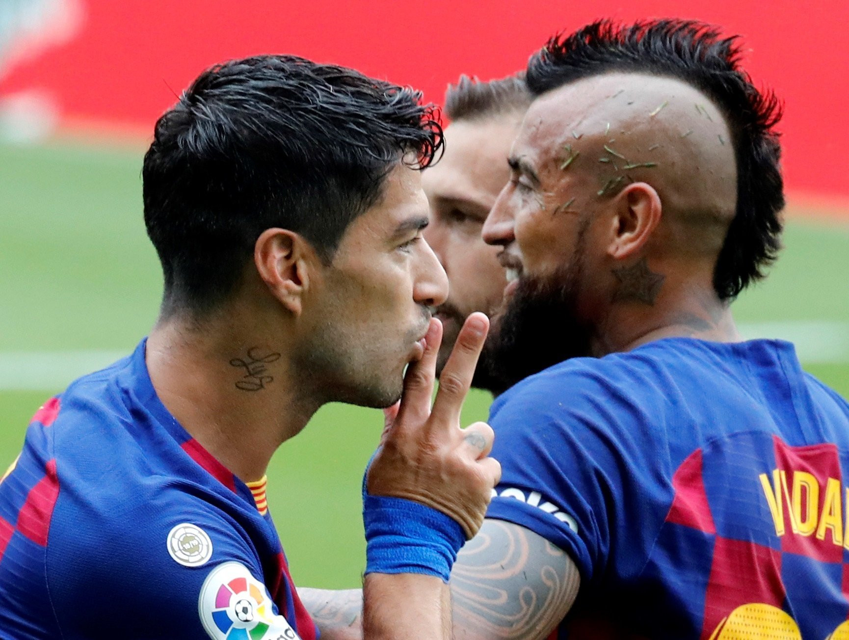 Luis Suárez y Arturo Vidal celebran un gol del Barça / EFE