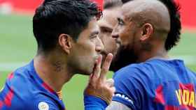 Luis Suárez y Arturo Vidal celebran un gol del Barça / EFE