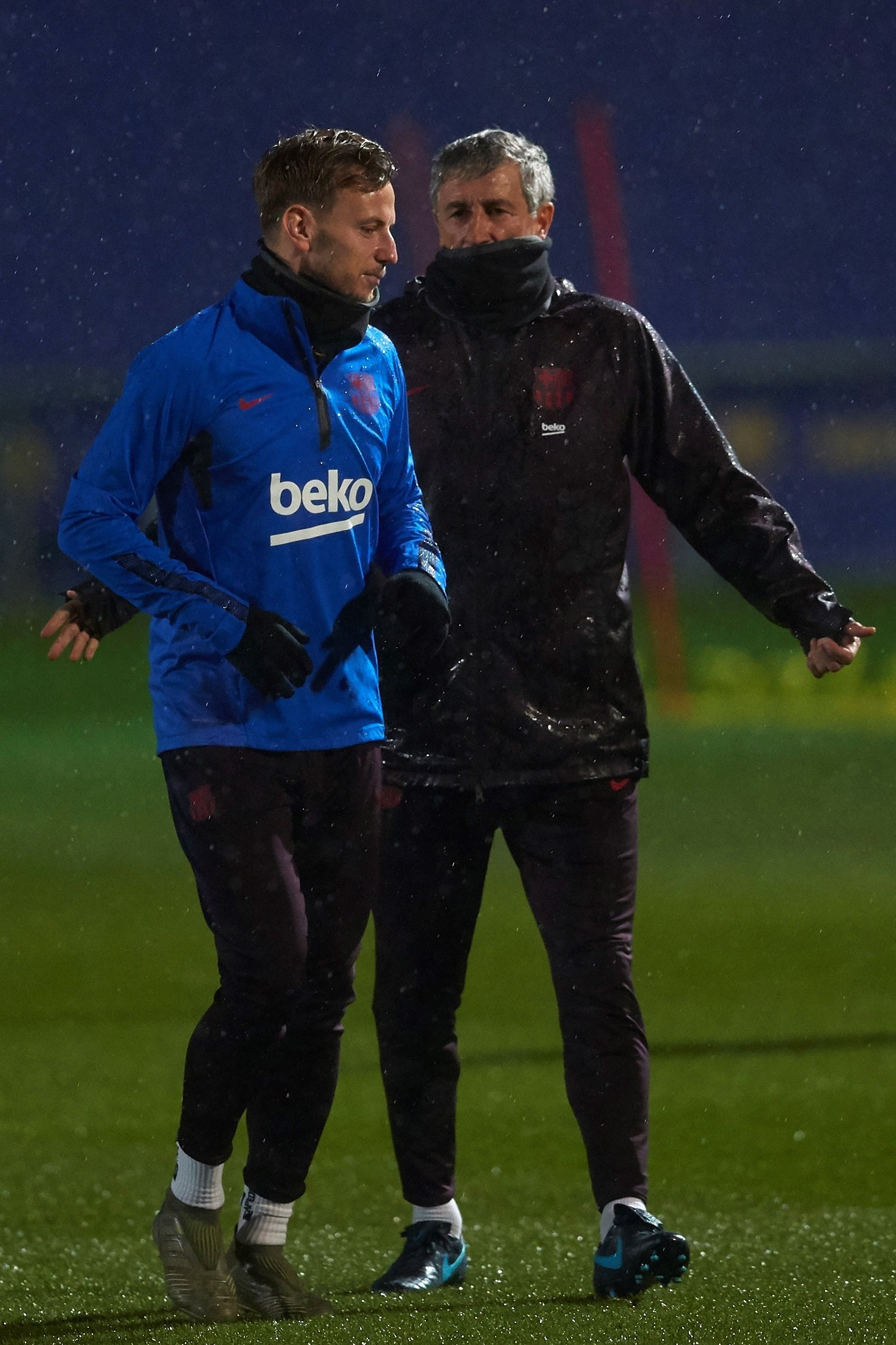 Ivan Rakitic y Quique Setién en un entrenamiento / EFE