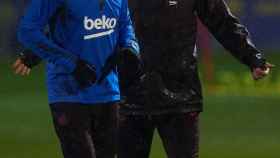 Ivan Rakitic y Quique Setién en un entrenamiento / EFE