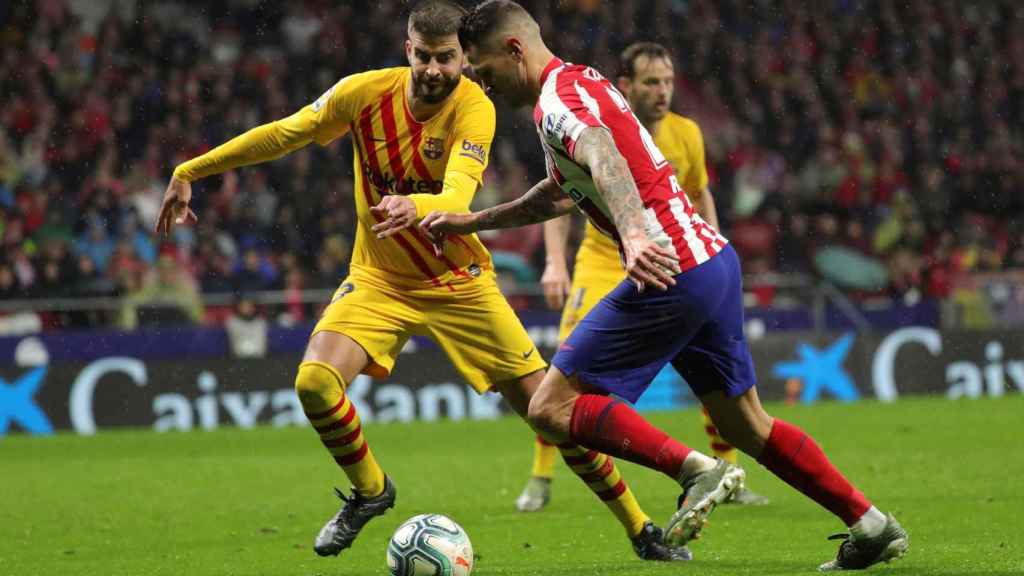 Piqué, en una acción contra Vitolo | EFE