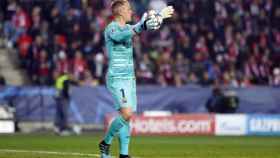 Marc-André Ter Stegen con el balón en el Slavia de Praga - Barça / FC Barcelona