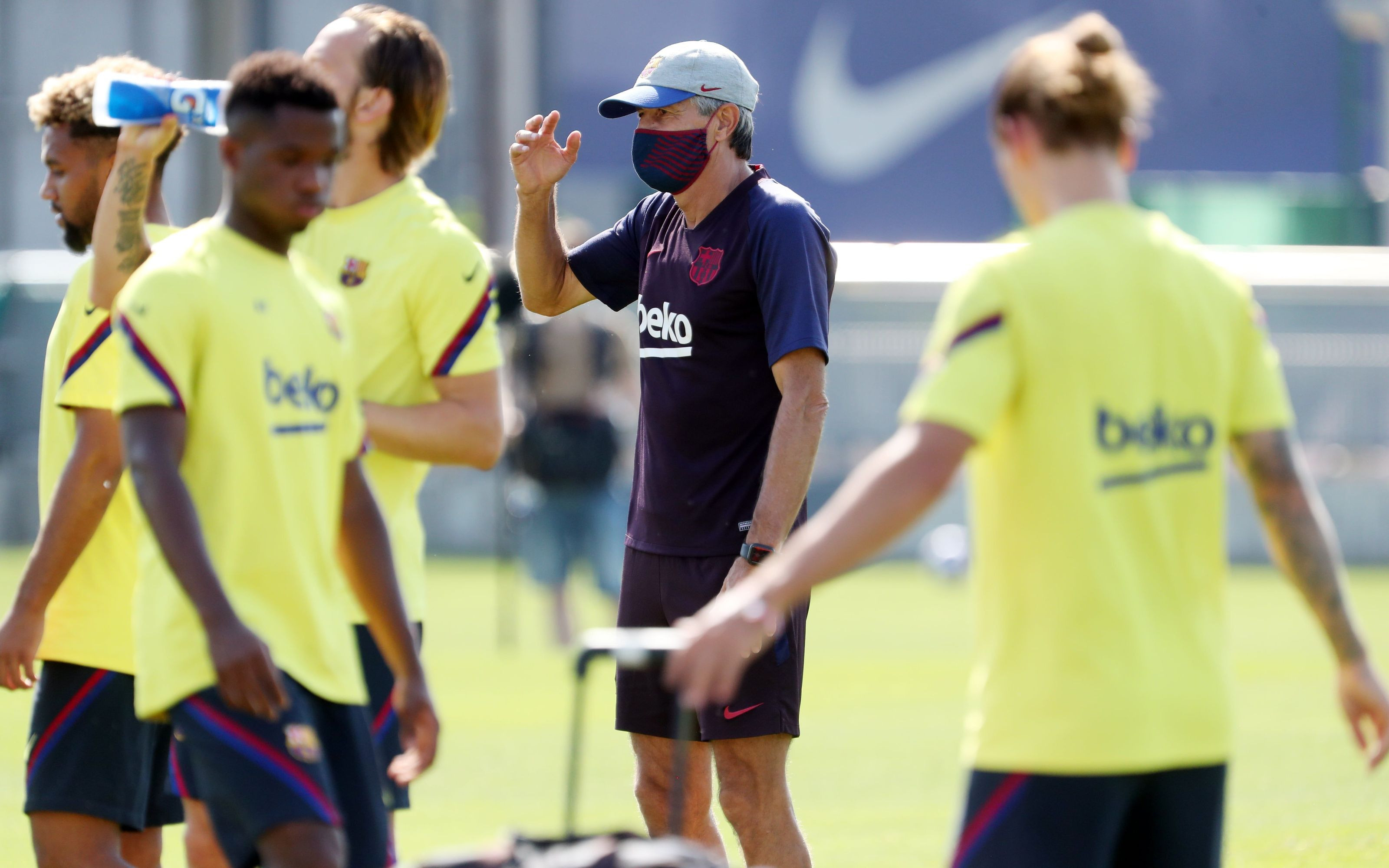 Setién en el entrenamiento del Barça / FCB