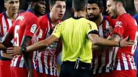 Una foto de los jugadores del Atlético de Madrid reclamando a Gil Manzano la expulsión de Diego Costa / EFE