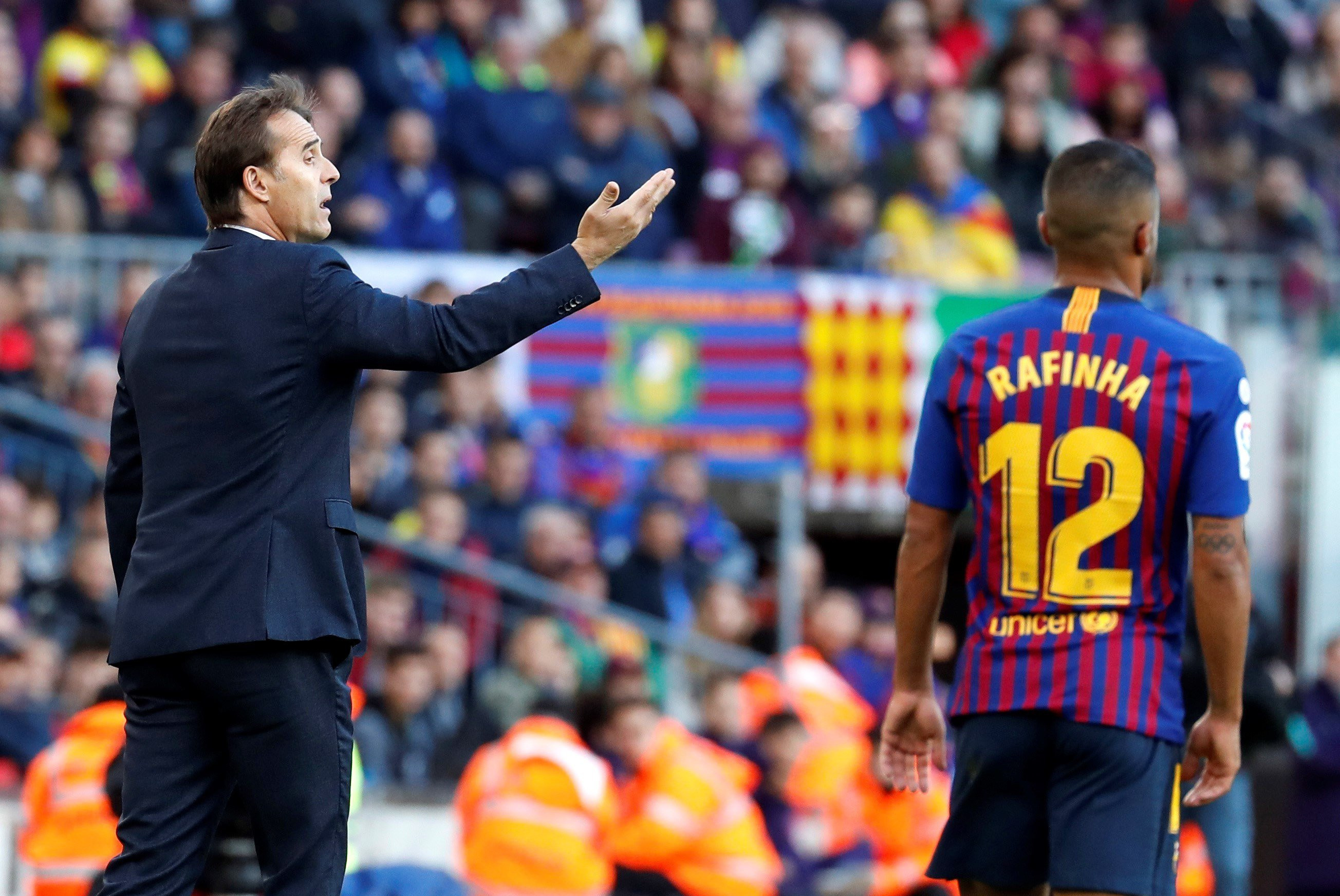 Lopetegui, abatido en el Camp Nou, junto a Rafinha / EFE