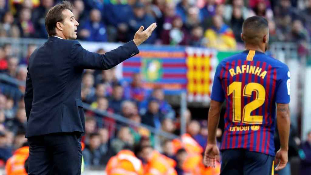 Lopetegui, abatido en el Camp Nou, junto a Rafinha / EFE