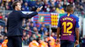 Lopetegui, abatido en el Camp Nou, junto a Rafinha / EFE