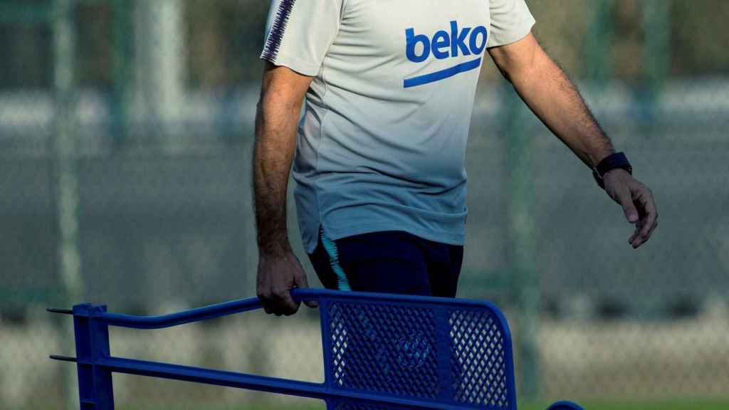 Ernesto Valverde durante un entrenamiento del Barça / EFE