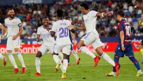 Los jugadores del Real Madrid celebran un gol de Vinicius ante el Levante / EFE