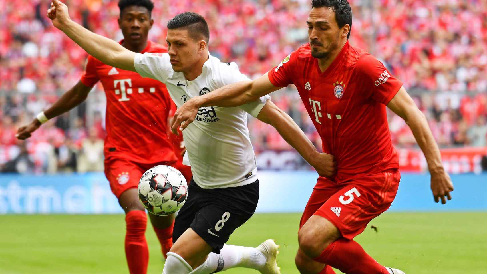 Luka Jovic en un partido con el Eintracht de Frankfurt ante el Bayern de Múnich / EFE