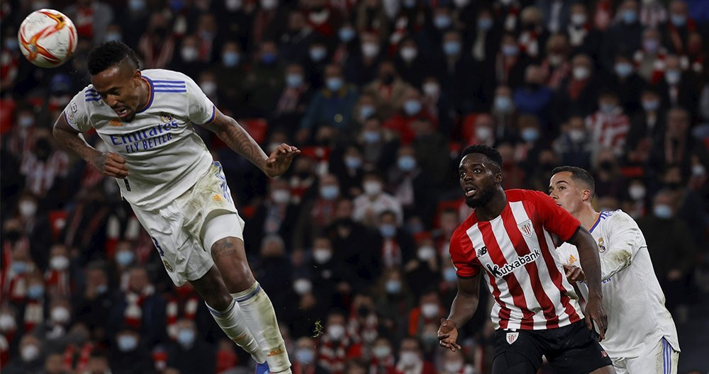 Militao, despejando el balón, durante el Athletic-Madrid / EFE